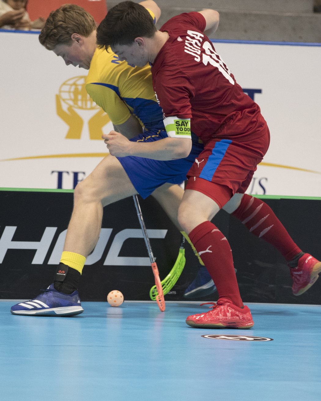 Čeští florbalisté porazili ve finále juniorského mistrovství světa v kanadském Halifaxu Švédsko 8:2 a získali historické zlato
