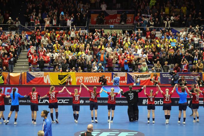 Nadšený kouč florbalistek: Finále zní neuvěřitelně, byl to náš sen. Jak to vypadá s hrdinkou? Nadšený kouč florbalistek: Finále zní neuvěřitelně, byl to náš sen. Jak to vypadá s hrdinkou?