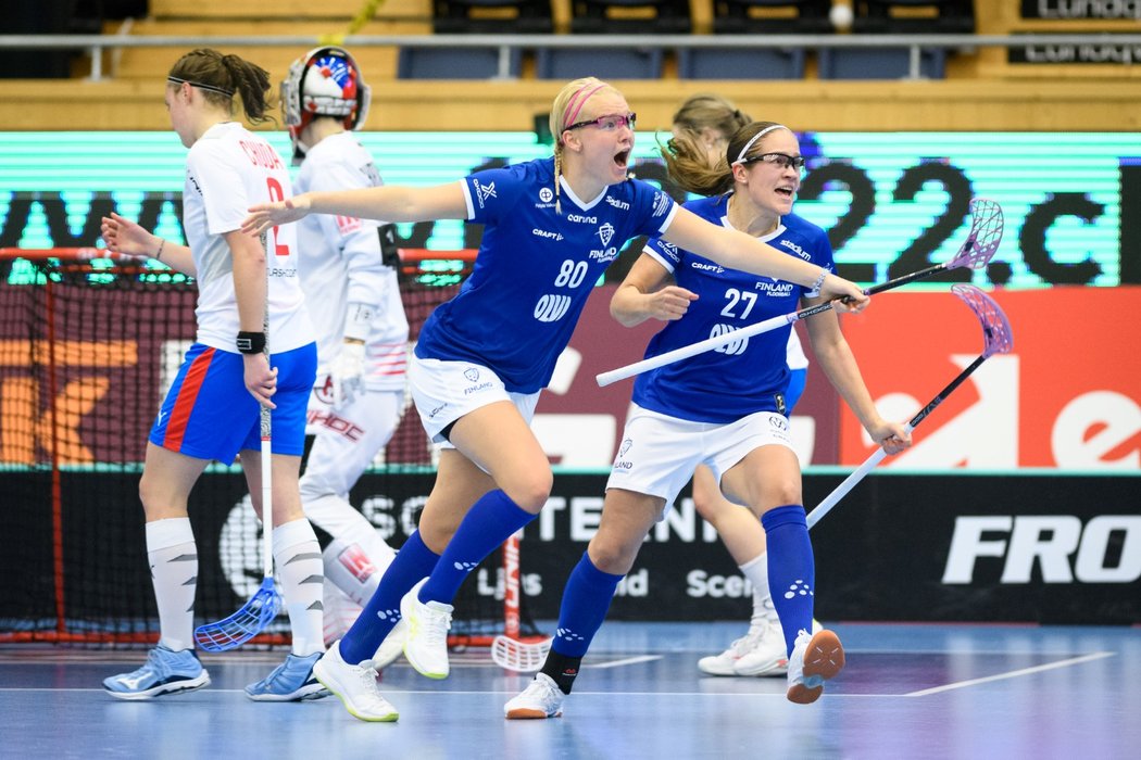 Radost finských florbalistek po semifinálové výhře na MS proti českým reprezentantkám