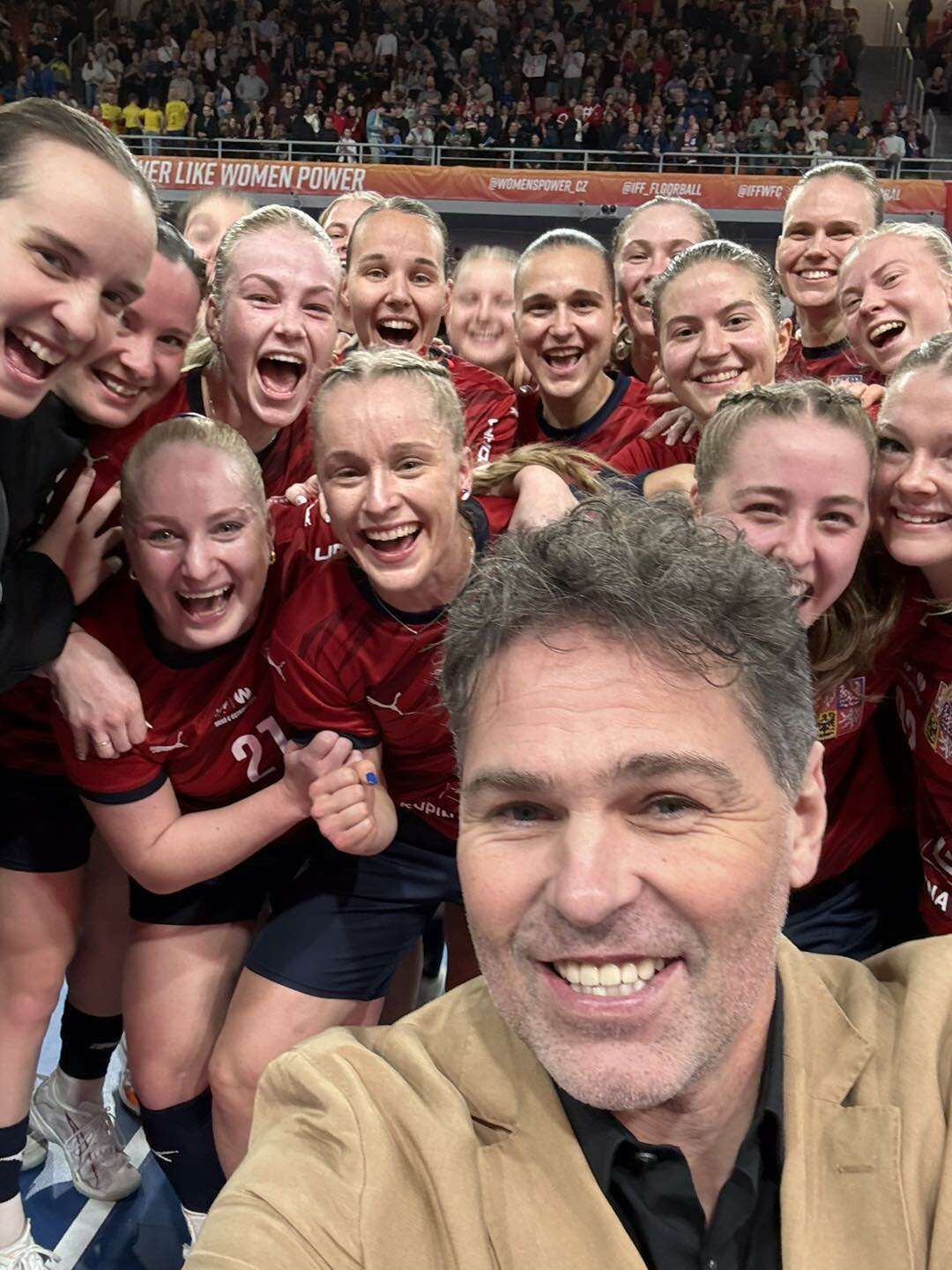 Jaromír Jágr na společně selfie s českými florbalistkami Jaromír Jágr na společně selfie s českými florbalistkami