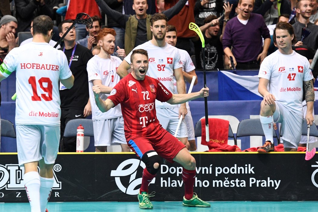 Adam Delong oslavuje jednu ze svých tref proti Švýcarsku v zápase základní skupiny mistrovství světa