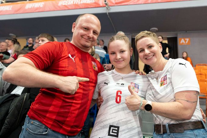 Celá táta! Dračice napodobuje legendu, která fandí v hledišti. Na MS není omylem Celá táta! Dračice napodobuje legendu, která fandí v hledišti. Na MS není omylem