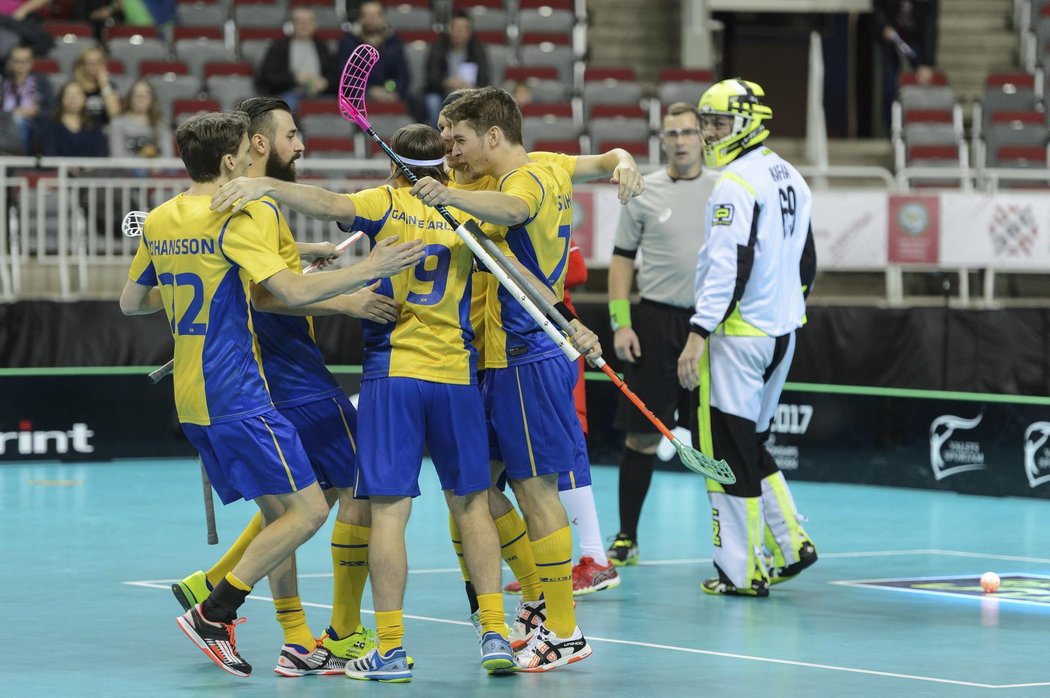 Hráči Švédska se radují z gólu, vpravo je český brankář Tomáš Kafka.
