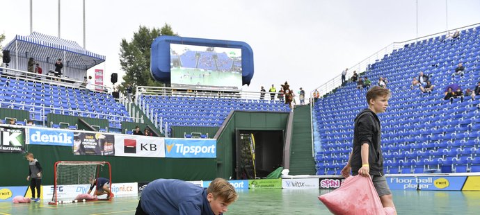 Déšť florbalu na Štvanici nepřál. Pražské mužské derby mezi mistrovským Chodovem a Bohemians se nedohrálo, i když pořadatelé dělali pro vysušení palubovky maximum.