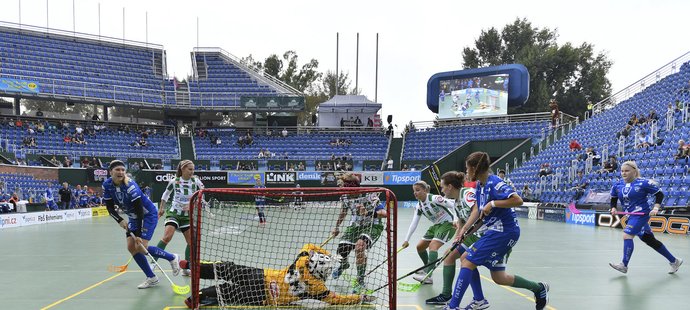 Duel úvodního kola nejvyšší soutěže florbalistek mezi Bohemians a Chodov na Štvanici vyhrál tým Bohemians 7:6 v prodloužení. Zápas sledovalo 658 diváků.