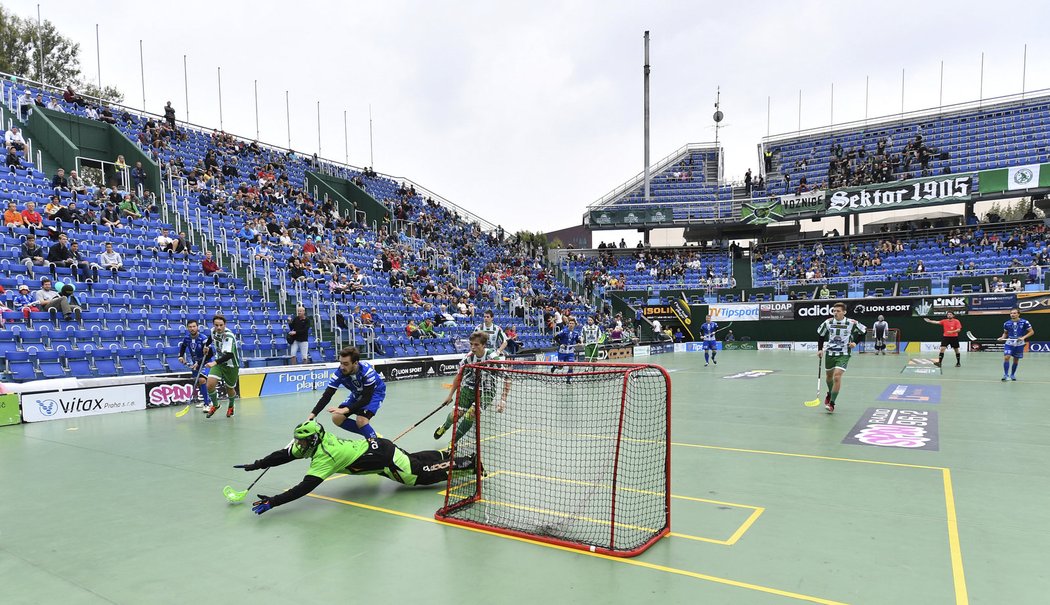 Start nejvyšší soutěže florbalistů pod širým nebem pokazil déšť. Pražské derby Bohemians s mistrovským Chodovem v prvním kole superligy se na centrálním kurtu na Štvanici nedohrálo.