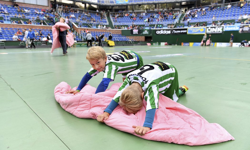 Déšť pokazil start florbalové extraligy. Pražské derby mezi Bohemians a Chodovem se totiž nedohrálo, i když se palubovka sušila všemi možnými způsoby.