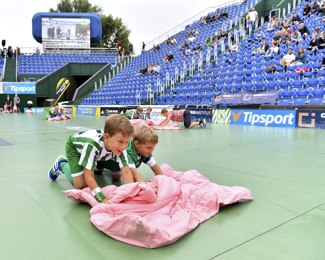 Déšť pokazil start florbalové extraligy. Pražské derby mezi Bohemians a Chodovem se totiž nedohrálo, i když se palubovka sušila všemi možnými způsoby.