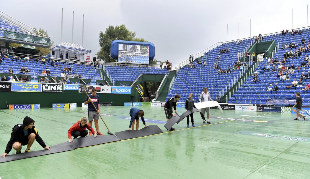 Déšť florbalu na Štvanici nepřál. Pražské mužské derby mezi mistrovským Chodovem a Bohemians se nedohrálo, i když pořadatelé dělali pro vysušení palubovky maximum.