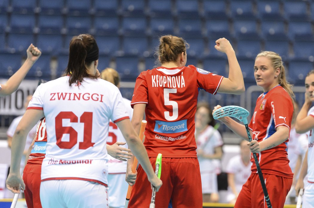 Eliška Krupnová slaví svůj gól proti Švýcarkám v boji o bronz na MS