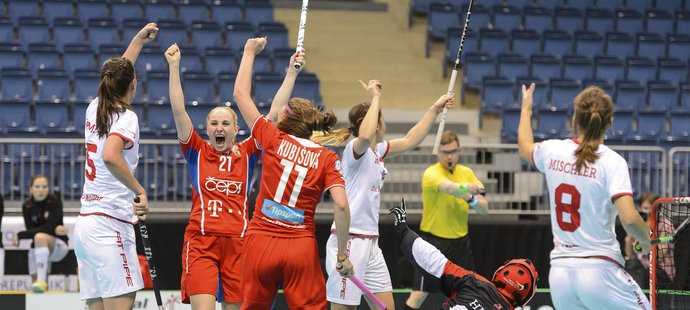 České florbalistky se radují z gólu do sítě Švýcarek v zápase o třetí místo na MS