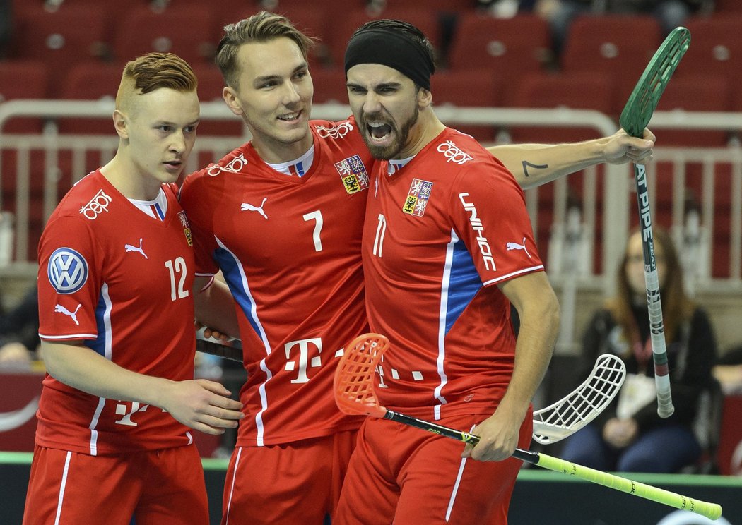 Čeští florbalisté se radují z dalšího gólu