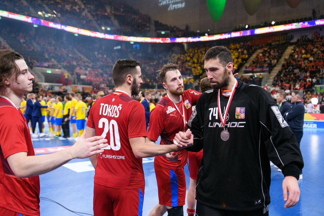 Čeští florbalisté si vzájemně gratulují ke stříbru, v černém brankář a člen All-Star týmu turnaje Lukáš Bauer