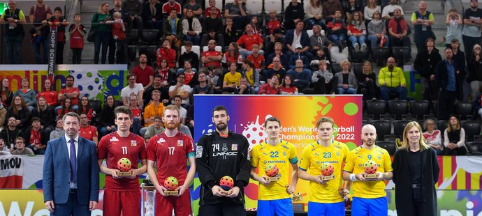 Nejlepšími hráči českého týmu na turnaji byli zleva útočník Marek Beneš, obránce a kapitán Ondřej Němeček a brankář Lukáš Bauer