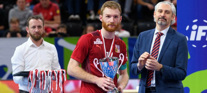Kapitán české florbalové reprezentace Ondřej Němeček přebírá trofej pro stříbrné medailisty