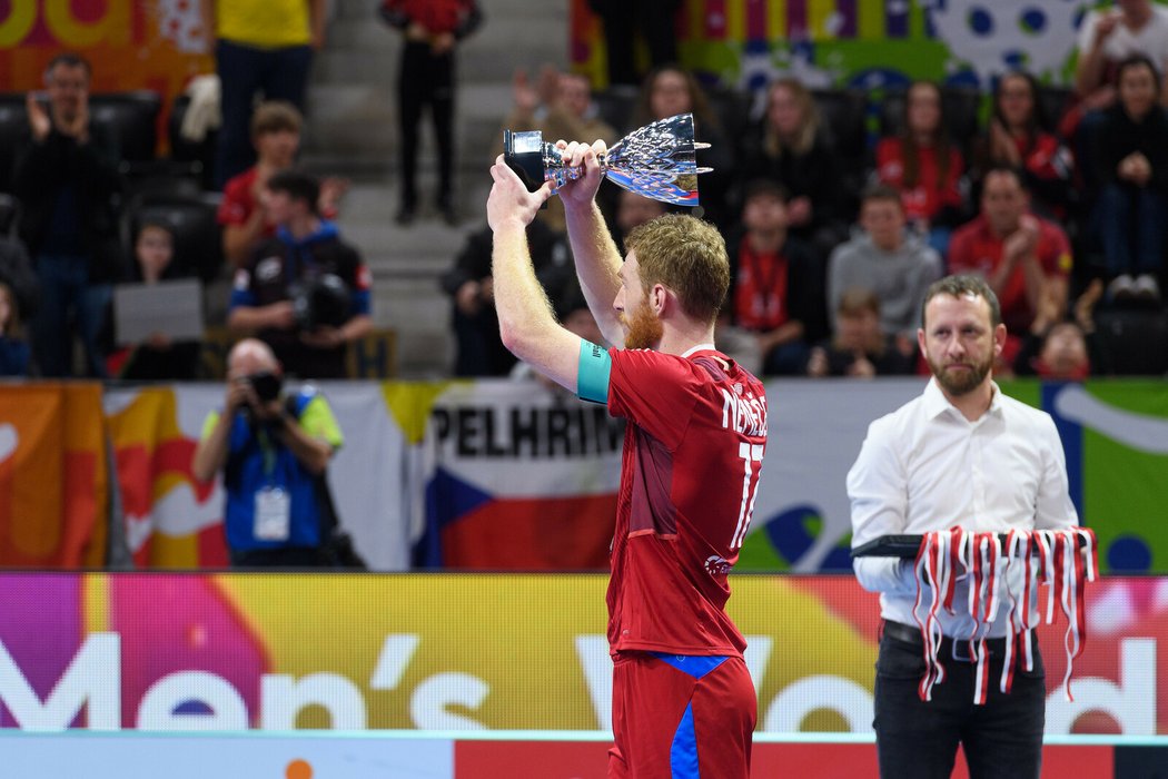 Český kapitán Ondřej Němeček s trofejí za 2. místo na mistrovství světa