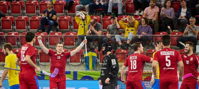 Čeští florbalisté se radují z remízového výsledku 3:3 proti gigantovi ze Švédska