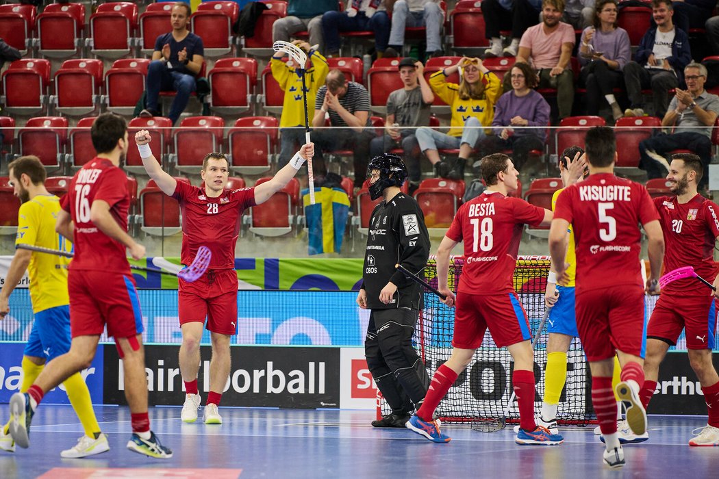 Čeští florbalisté se radují z remízového výsledku 3:3 proti gigantovi ze Švédska