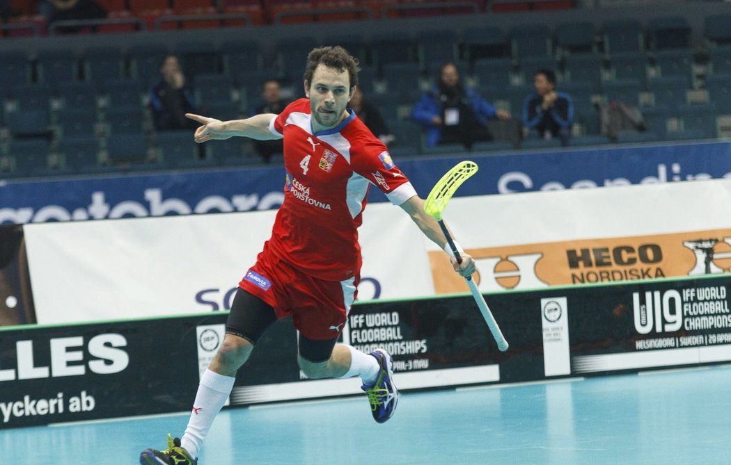 Jiří Curney se raduje z kontaktního gólu v zápase MS proti Švýcarsku