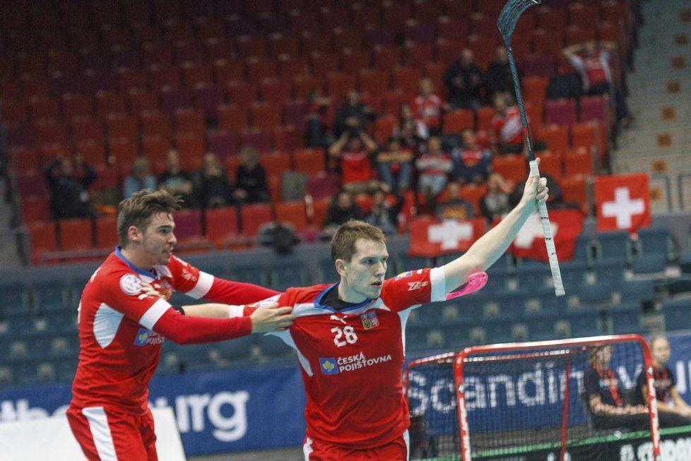 Matěj Jendrišák se raduje z pozdního vyrovnání v zápase MS proti Švýcarsku