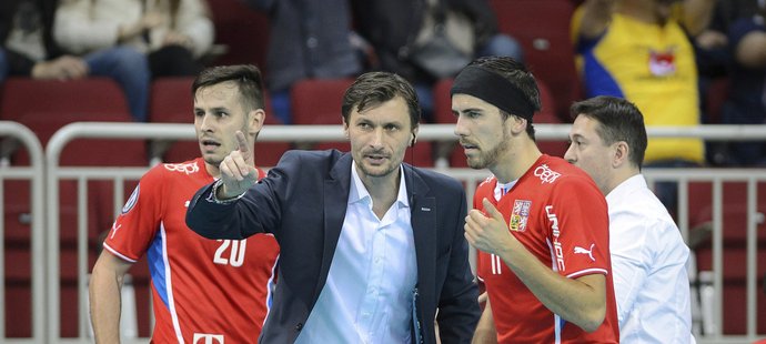 2016. Radim Cepek rozmlouvá s Tomášem Sladkým v zápase o třetí místo na mistrovství světa