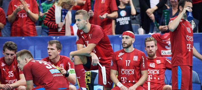 Marek Beneš, Martin Pražan, Lukáš Veltšmíd a Milan Garčar sledují závěr nevydařeného duelu o bronz na MS proti Švýcarsku