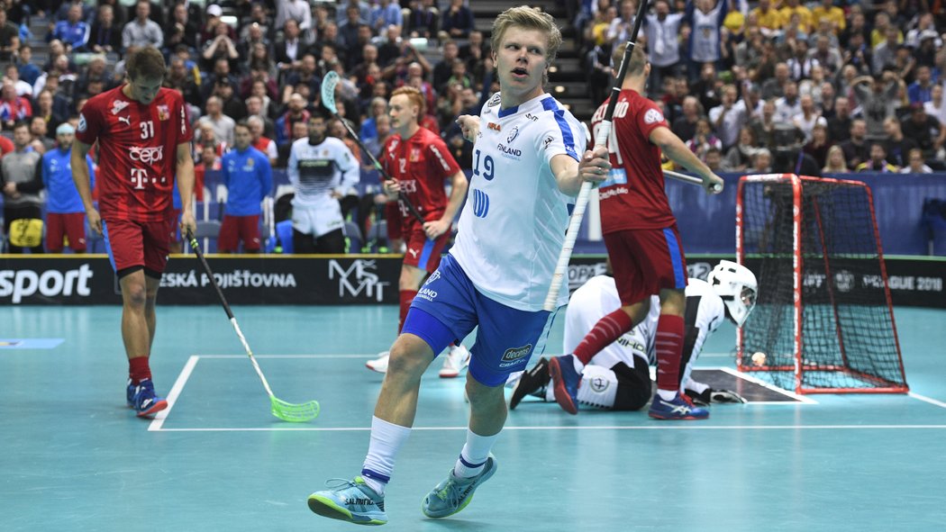 Finský florbalista Joonas Pylsy se raduje z prvního gólu v semifinále MS proti Česku