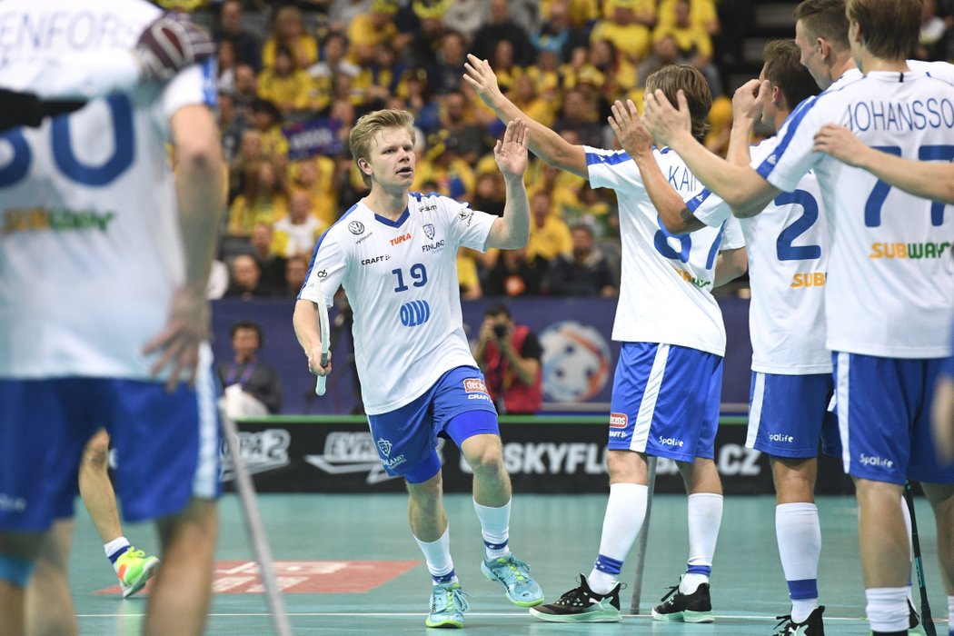 Joonas Pylsy se raduje s finskými spoluhráči ze svého druhého gólu v semifinále MS proti Česku