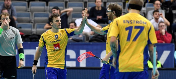Švédští florbalisté si ve čtvrtfinále zastříleli proti Lotyšům, kterým nasázeli 14 gólů