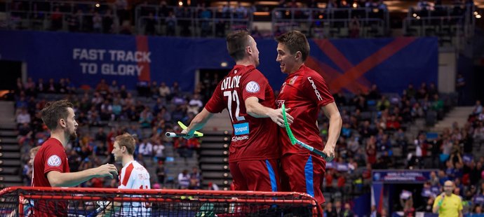 Adam Delong a Josef Rýpar se radují z gólu ve čtvrtfinálovém utkání mistrovství světa proti Dánsku