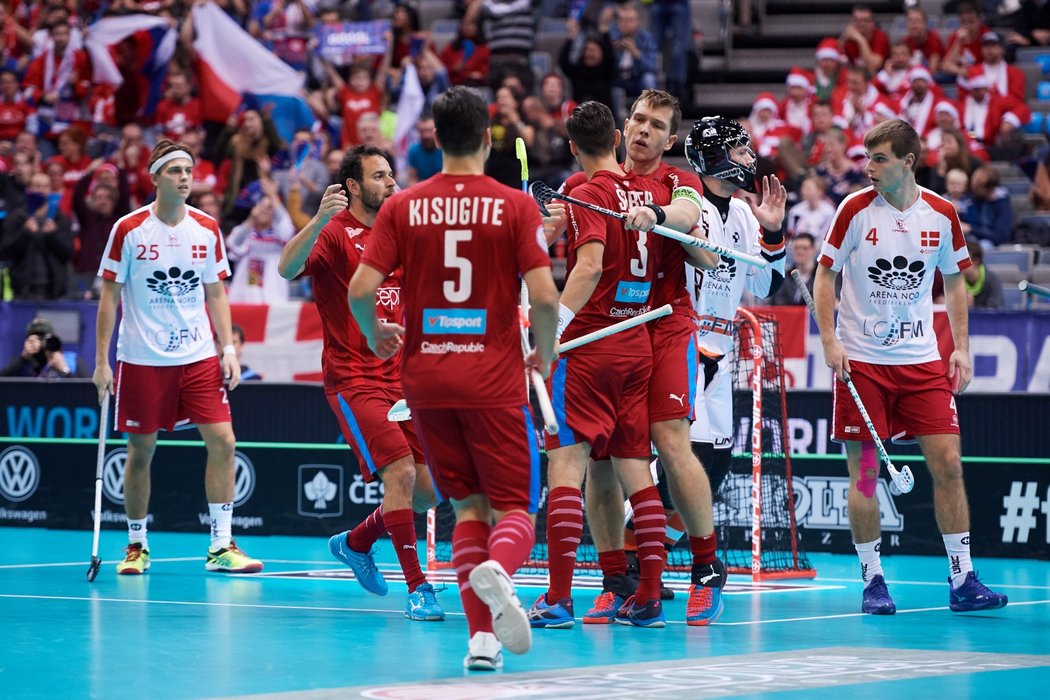 Čeští florbalisté se radují z gólu kapitána Matěje Jendrišáka ve čtvrtfinále MS proti Dánsku