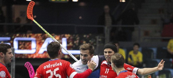 Čeští florbalisté se radují z gólu v semifinále proti Finsku, druhý zprava střelec Tomáš Sladký