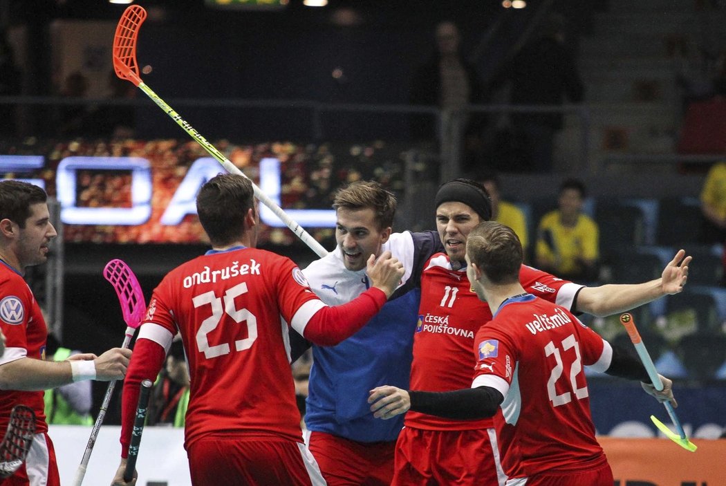 Čeští florbalisté se radují z gólu v semifinále proti Finsku, druhý zprava střelec Tomáš Sladký (2014)