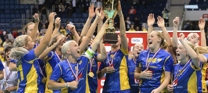 Švédské florbalistky se radují z titulu mistryň světa po dramatické finálové výhře nad Finkami