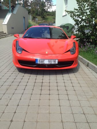 Petr Mrázek dorazil do Králova Dvora svým oranžovým Ferrari 458