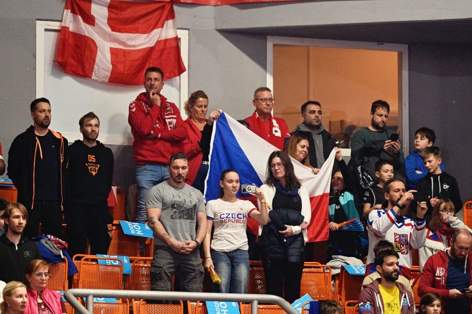 Rachot, demolice, rekord… Hluk marně simulovaly reproduktory, florbalistky se neslyší Rachot, demolice, rekord… Hluk marně simulovaly reproduktory, florbalistky se neslyší