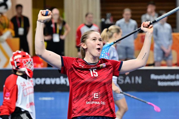 Lízátko na rozcvičce, pak góly. Ty umíš střílet? dobírají si novou kanonýrku Lízátko na rozcvičce, pak góly. Ty umíš střílet? dobírají si novou kanonýrku