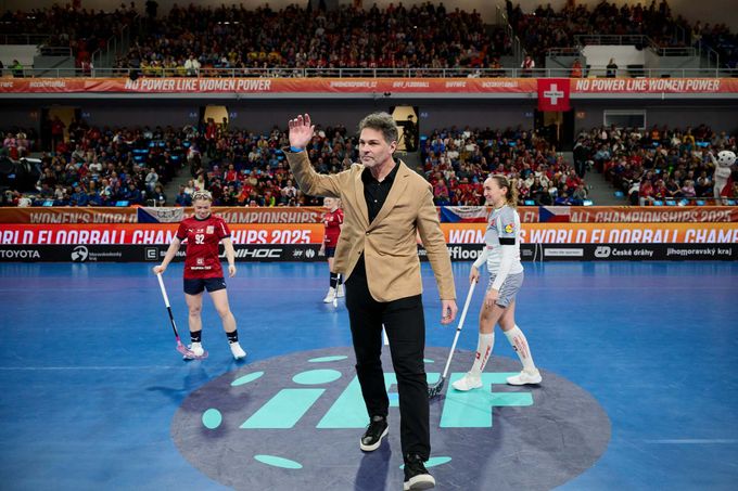 Jágr na florbalu! Legenda slyšela aplaus, vhodila buly. S kým fandí v hledišti? Jágr na florbalu! Legenda slyšela aplaus, vhodila buly. S kým fandí v hledišti?