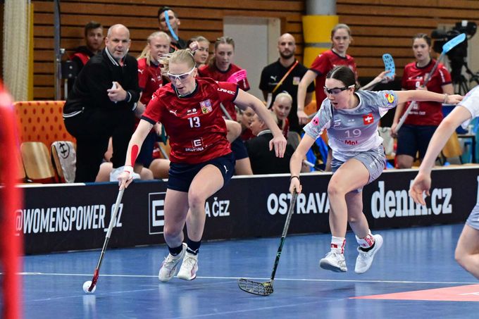 ONLINE: Česko - Švýcarsko 2:1. Florbalistky hrají o triumf ve skupině, dorazil i Jágr ONLINE: Česko - Švýcarsko 2:1. Florbalistky hrají o triumf ve skupině, dorazil i Jágr