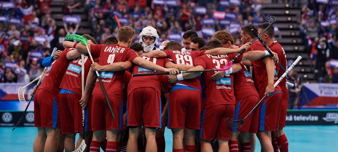 Florbalisté Německa porazili ve svém závěrečném utkání v základní skupině A na mistrovství světa v Praze Lotyšsko 5:4 a pomohli českému týmu k přímému postupu do čtvrtfinále.