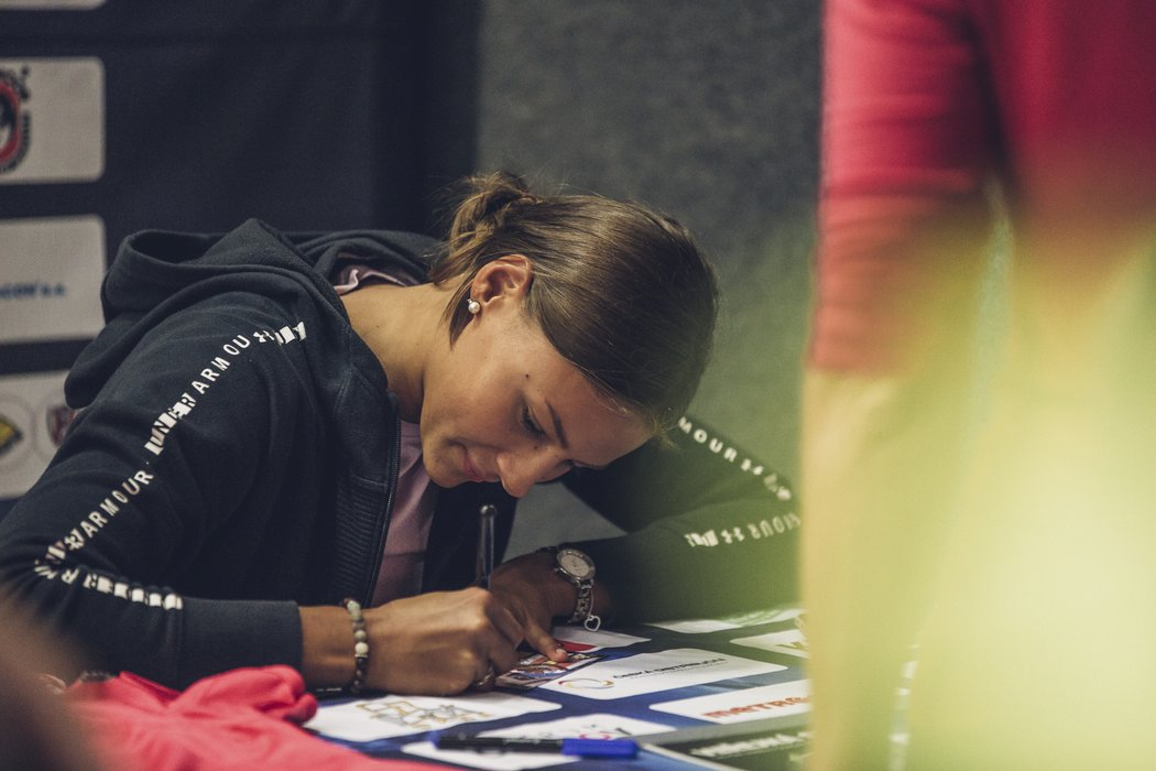 Elitní česká plavkyně Barbora Seemanová potěšila fanoušky Chodova svou autogramiádou.