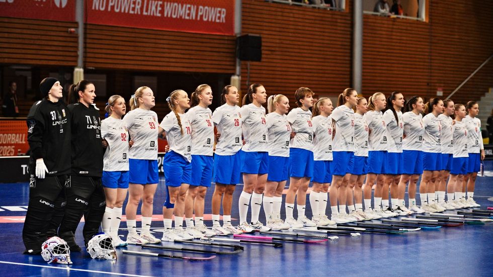 České florbalistky si užívají národní hymnu po vítězství nad Lotyšskem