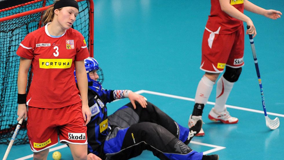 Česká smutek v podobě Olgy Šimáčkové (vlevo) a brankářky Jany Christiánové