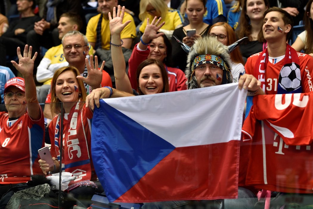 Čeští fanoušci na florbalovém MS žen během semifinále mezi Českem a Švédskem