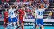 Finští florbalisté se radují z gólu v semifinále MS proti Česku