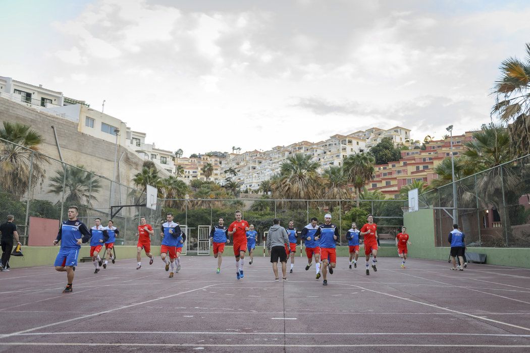 V plánu na Tenerife nejsou klasické florbalové tréninky, ale jiné sportovní aktivity a teambuilding.