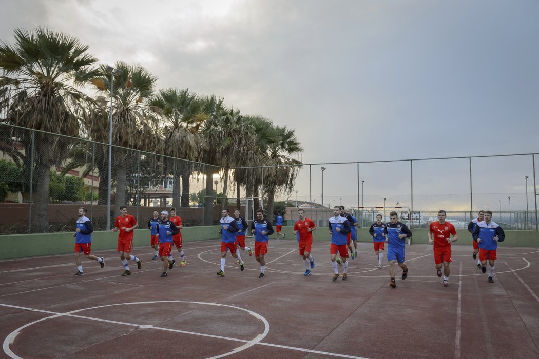 V plánu na Tenerife nejsou klasické florbalové tréninky, ale jiné sportovní aktivity a teambuilding.