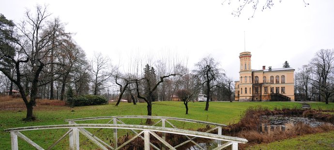 Pohled na hotel - zámek s parkem