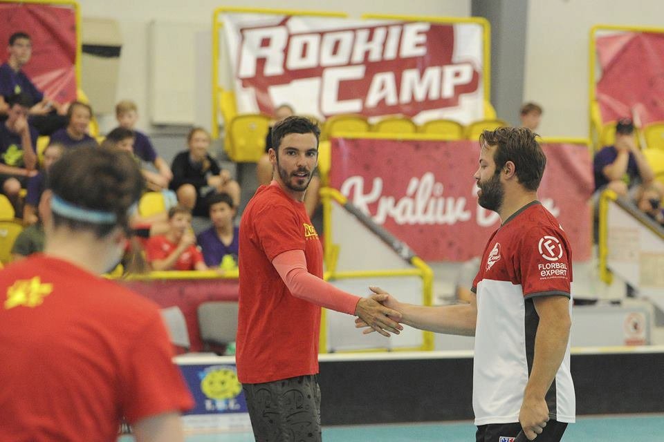 Radko Gudas si po gólu třese rukou s reprezentačním útočníkem Tomem Ondruškem