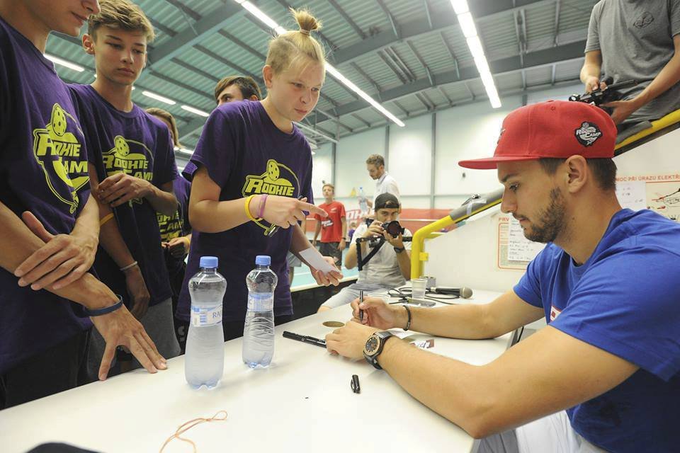 Petr Mrázek nešetřil na Rookie Campu podpisy a úsměvy